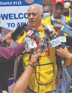 Mehta responde a perguntas durante uma coletiva de imprensa na Nigéria