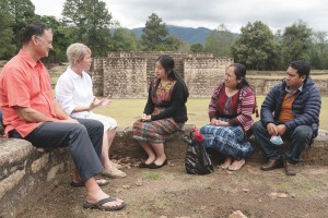 Durante visita à América Central em abril, Jennifer Jones e o marido, Nick (à esquerda na foto), conversaram com Náthali Batzibal, uma estudante que eles apoiam por meio do Projeto de Alfabetização da Guatemala. Desde 1997, a iniciativa melhorou a educação nas áreas rurais do país fornecendo livros, treinando professores e concedendo bolsas de estudo. 