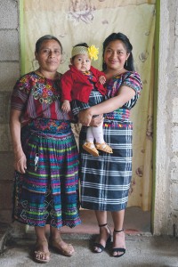 A ex-bolsista Rosa Margarita Ixcoy Batz (à direita na foto), que também foi apoiada por Jennifer e Nick, posa com a mãe e a filha 
