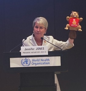 Jennifer Jones, presidente do Rotary International, com o castor do distrito 4420 durante suas considerações finais no evento em Genebra, na Suíça