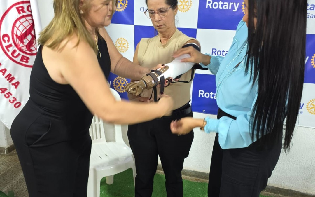 Entrega de próteses e projeto para estudantes