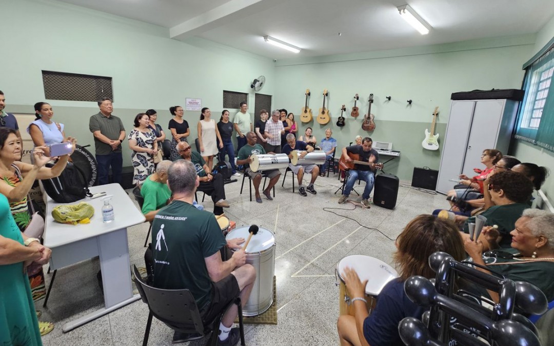 Entrega de instrumentos, arroz e brinquedos