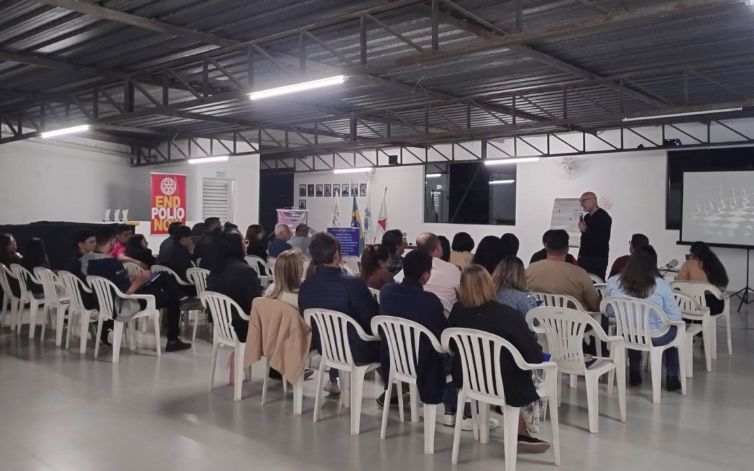 Palestra e plantio de árvore
