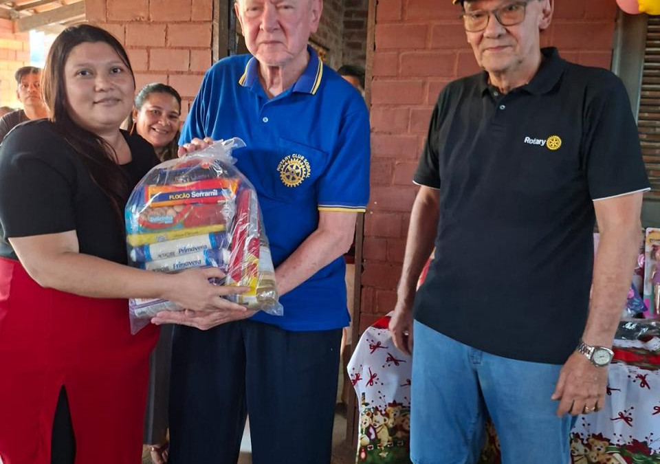 Doação de cestas básicas e de cadeira de rodas