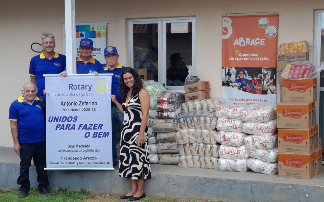 Entrega de alimentos e de cadeiras de rodas