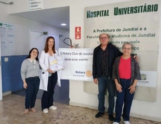 Entrega de toucas a recém-nascidos