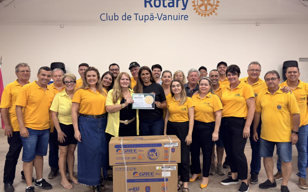 Entrega de ar-condicionado e evento de liderança juvenil